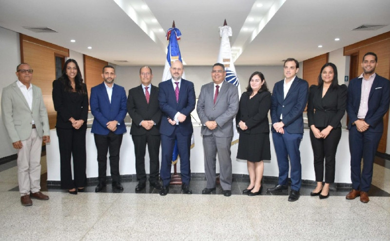 El especialista sectorial en Medio Ambiente y Cambio Climático, Delio Rincón; la coordinadora sectorial, Reyna Gomera; el  director general de Inversión Pública, Francis Ercilio Ortega Alvarado; el representante residente en Centroamérica, Panamá y República Dominicana, Gerardo Peraza; el jefe de la misión del FMI, Emilio Fernández-Corugedo; el viceministro de Análisis Económico y Social, máxima autoridad del Ministerio de Economía, Alexis Cruz Rodríguez;  la economista senior del FMI, Pamela Madrid; el viceministro de Planificación e Inversión Pública, Martín Francos;  la coordinadora sectorial, Diandra Peña, y el encargado de Formulación y Programación de Proyectos de Inversión Pública, Víctor Hughes.