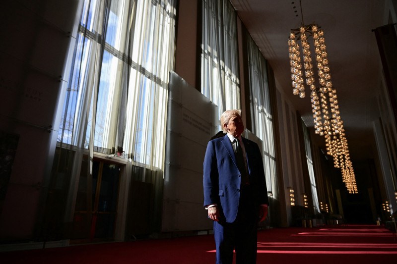 El presidente de Estados Unidos, Donald Trump, habla con miembros de los medios de comunicación mientras visita el Centro John F. Kennedy para las Artes Escénicas en Washington, DC, el 17 de marzo de 2025.