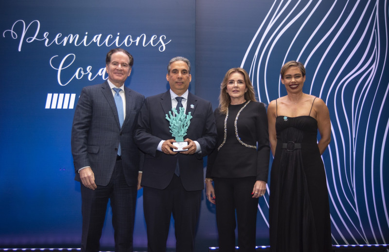 Horacio Guzmán, director general de CORVI, fue reconocido como ‘Campeón Coral’, un honor que recibió de manos de Manuel Corripio, Rafaela Martínez de Corripio e Isis Abreu