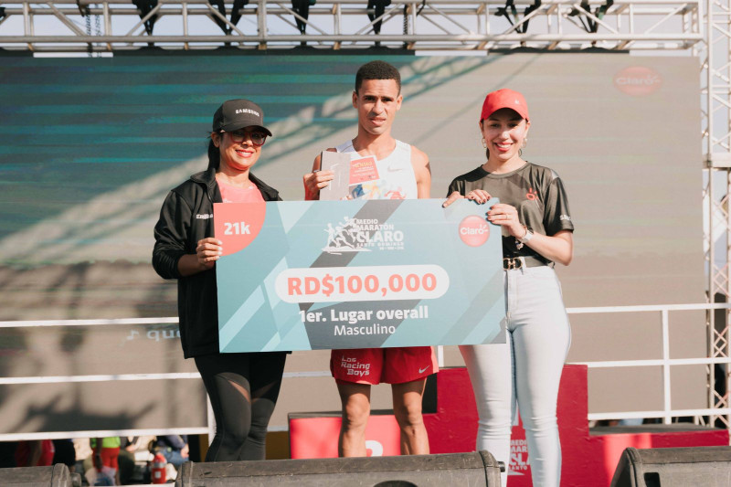 Sahira Sadhalá, gerente de Promociones y Patrocinios de Claro, al momento de premiar a Gilberto Santana..