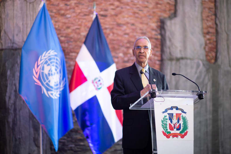 El periodista Virgilio Alcántara en una de sus presentaciones como embajador.
