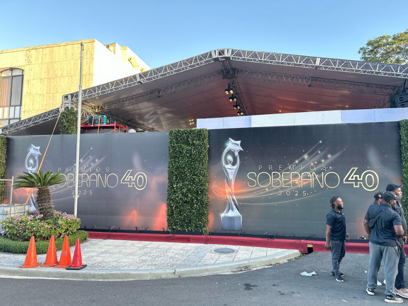 El área frontal del Teatro Nacional se acondiciona para esta noche recibir a los invitados y al público en la gala de Premios Soberano 2025.