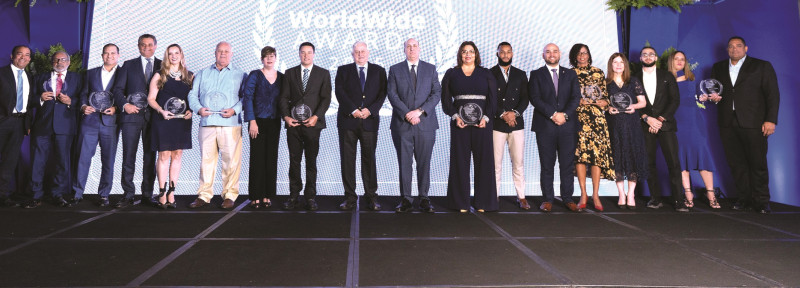 Zanoni Selig, Fredy Schoepflin y Yamel Atieh junto a los galardonados en la categoría ‘Top 10 de Vida’