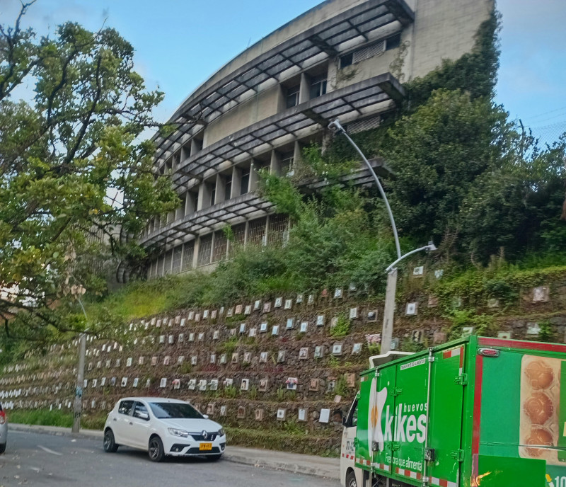 Muro con fotos de desaparecidos