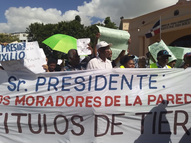 Comunitarios de La Pared y El Carril protestan frente al Palacio Nacional