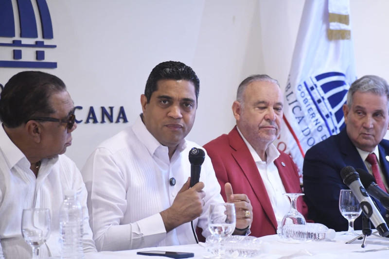 El ministro de Deportes Kelvin Cruz, junto al presidente de la Fedda, Radhamés Tavárez y el doctor José Joaquín Puello Herrera, a quien le dedican el evento; figuran además parte del directorio ejecutivo de la federación.
