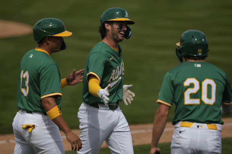 Jacob Wilson, de los Atléticos, celebra con Zack Gelof