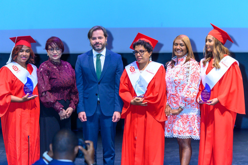 Reconocimiento a estudiantes meritorias