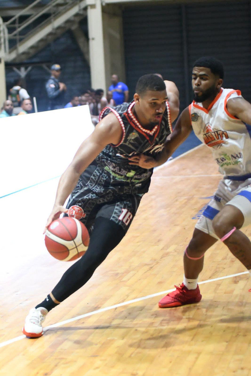 José Alberto es captado al momento de dirigirse al canasto.