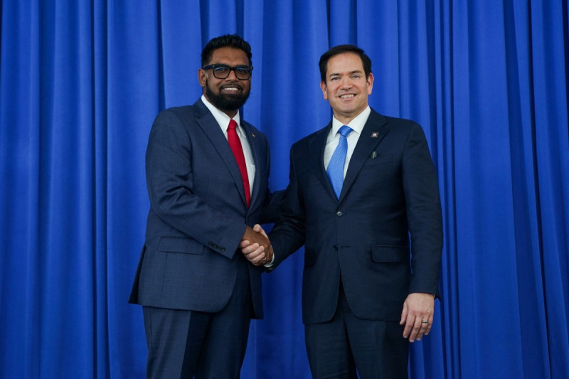 El presidente guyanés, Irfaan Ali, y el secretario de Estado estadounidense, Marco Rubio, se estrechan la mano al reunirse en Georgetown, Guyana, el 27 de marzo de 2025. Rubio llegó a Guyana con una oferta para que la nación, ahora rica en petróleo, esté bajo la protección de Washington, ante la intensificación de las disputas fronterizas con la vecina Venezuela. (Foto de Nathan Howard / POOL / AFP)
