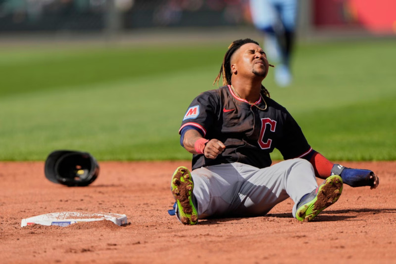 El dominicano José Ramírez se queja de dolor luego de deslizarse en la intermedia y lastimarse la muñeca derecha.
