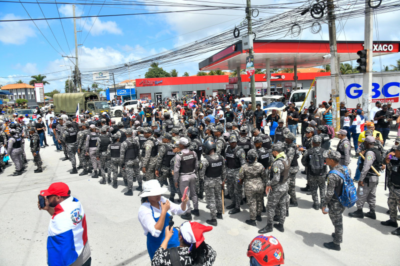 Despliegue policial en Friusa ante anuncio de marcha nacionalista organizada contra la migración irregular de haitianos en el país.