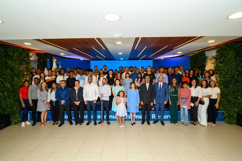 Voluntariado entrega becas.