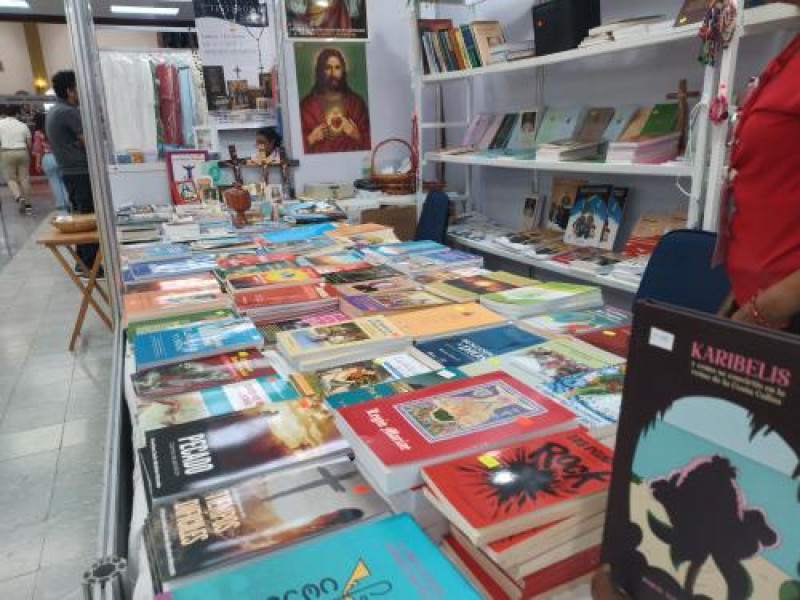 Artículos de venta en la Feria del Libro Católico.