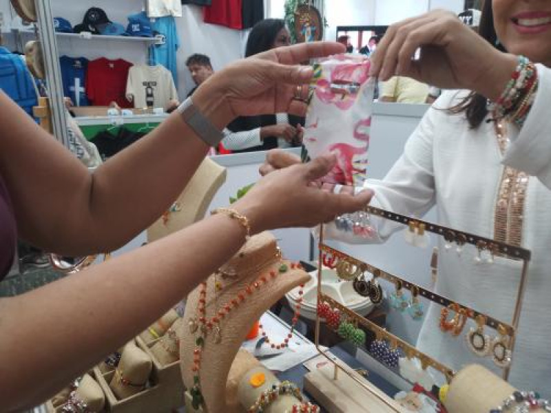 Asistentes en la compra de artículos en la Feria del Libro Católico.