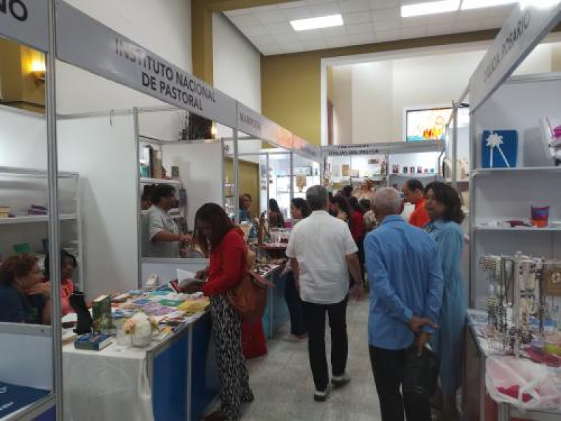 Familias asistieron a la Feria del Libro Católico