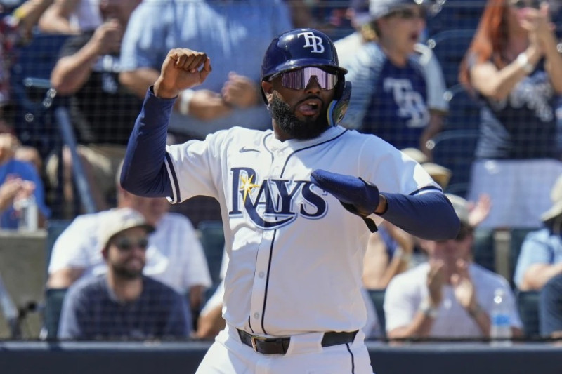 El dominicano Junior Caminero de los Rays de Tampa Bay celebra tras anotar en un toque sencillo del panameño José Caballero ante los Rockies de Colorado el domingo 30 de marzo del 2025.