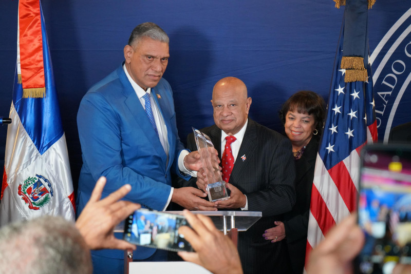 Jesús Vásquez, cónsul en NY, entrega reconocimiento al doctor Rafael Lantigua.