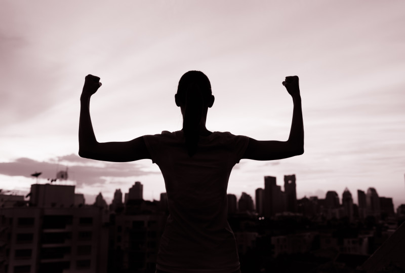 Mujer fuerte y segura de sí misma en la ciudad.