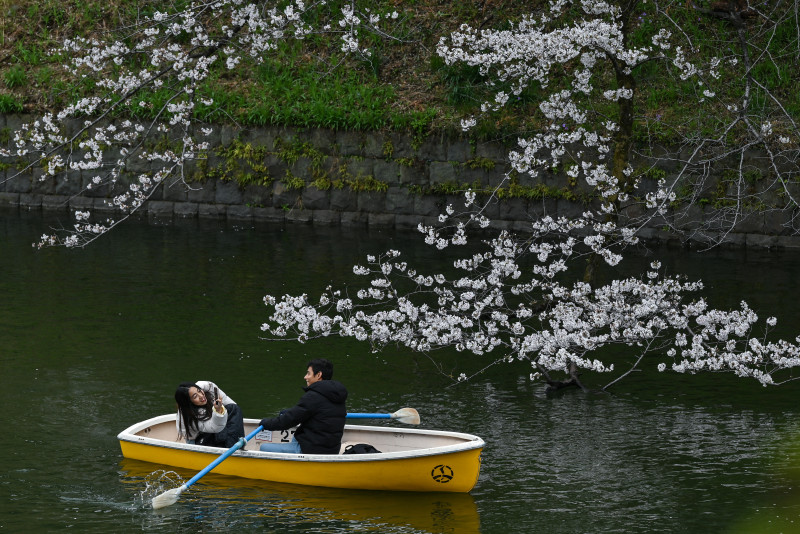 Una mujer toma una foto de un hombre en Chidorigafuchi