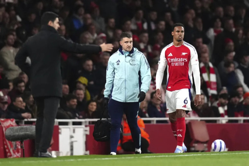 El zaguero Gabriel, a la derecha, de Arsenal sale del campo tras sufrir una lesión en el partido contra Fulham por la Liga Premier, el martes 1 de abril de 2025, en Londres.