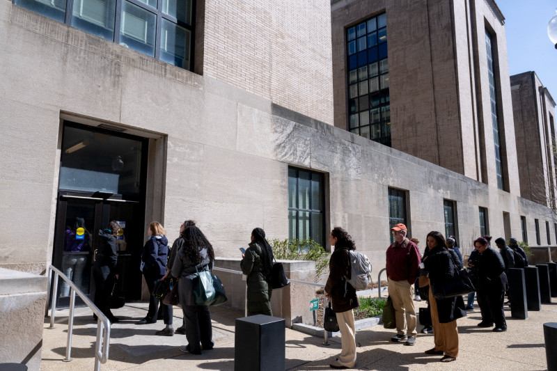 Trabajadores federales hacen fila para acceder al Edificio Conmemorativo Mary E. Switzer, sede del Departamento de Salud y Servicios Humanos de EE. UU., en Washington, D. C., el 1 de abril de 2025.