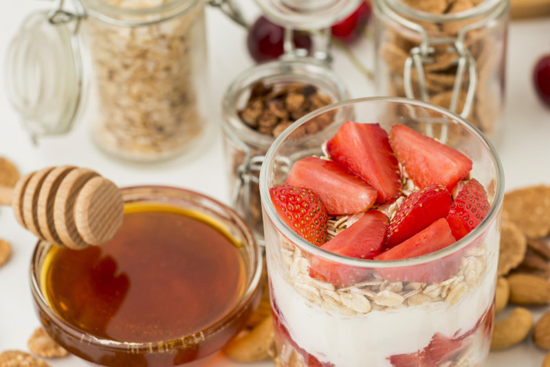 Alimentos variados para un desayuno saludable y rico. Foto: Freepik.