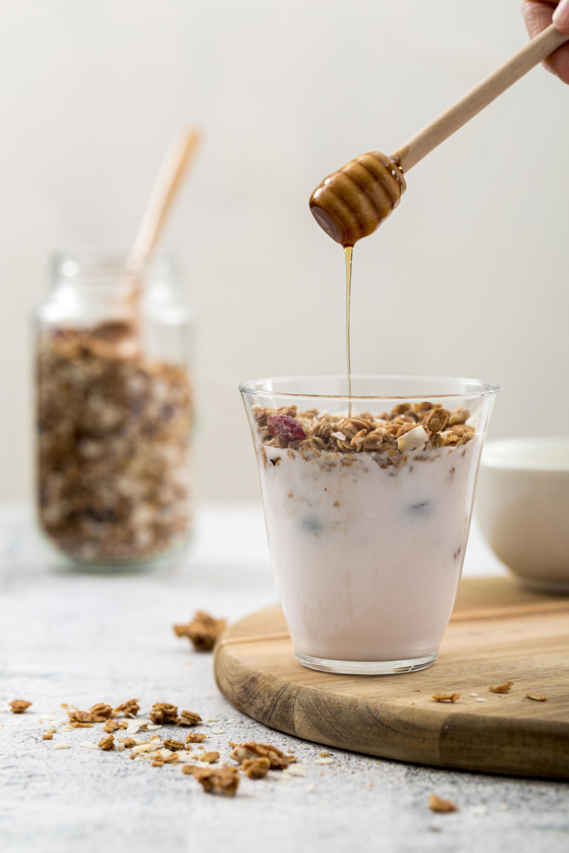 Apetitoso vaso de yogur con granola (avena y miel). Foto: Freepik.