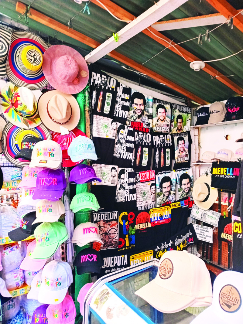 En tiendas de recuerdos para el turista hay pósteres con el rostro de Pablo Escobar