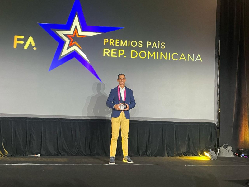 Ronny Ramírez, gerente de infraestructura TI de Banco Adopem, recibió el premio.