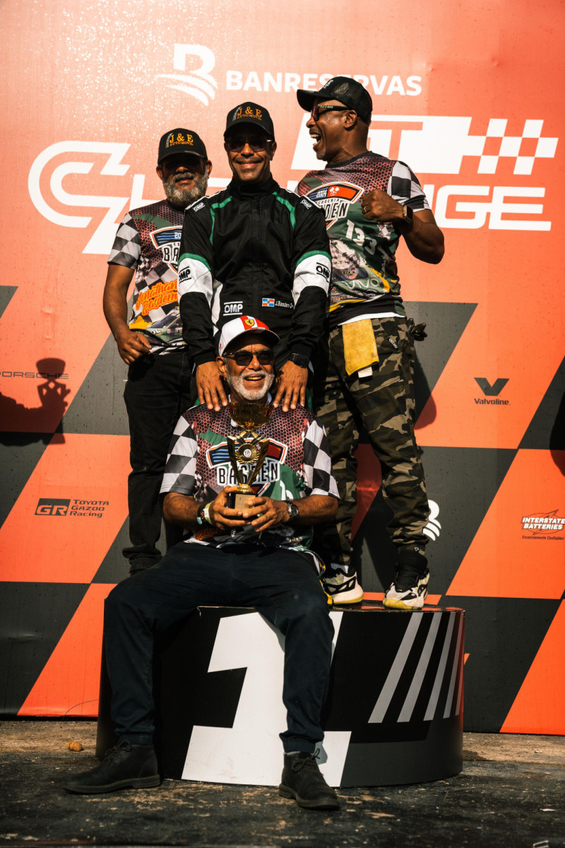 Jonathan Basden celebra el triunfo del primer lugar junto a su equipo de trabajo.