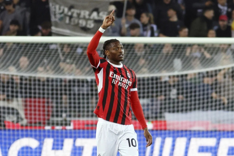 Rafael Leao, del AC Milan, celebra un gol durante el partido de fútbol de la Serie A entre el Udinese y el Milan en el Estadio Bluenergy en Udine, Italia.