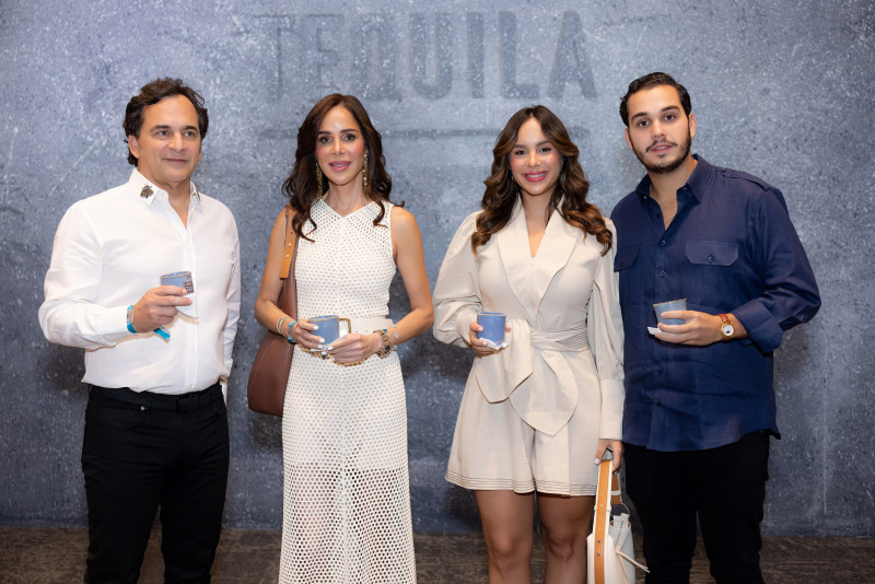 Manuel Castillo, Letty Rivera, Ximena Castillo y Omar Cohen