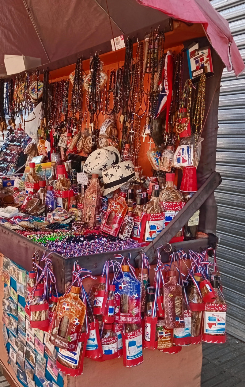 Mamajuanas (abajo) y los rosarios (arriba) son parte de los artículos en venta