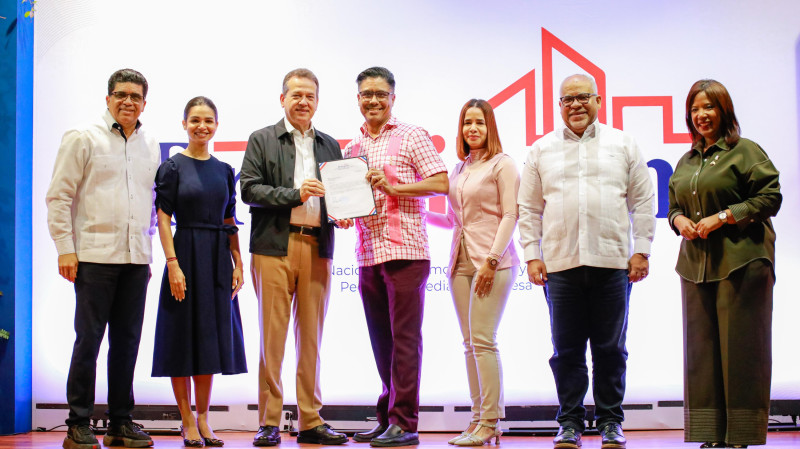 Emprendedores reciben financiamiento.