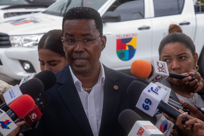 Expresidente del CODIA, Guarionex Gómez, en una rueda de prensa diciendo las posibles causas del derrumbe de la discoteca Jet Set