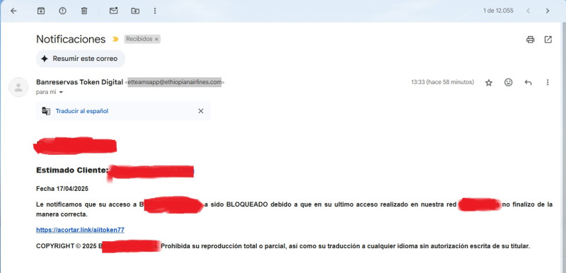 Captura del correo que le llegó a Andrea, borramos el nombre de la entidad bancaria que usaban para la estafa.
