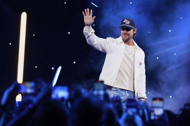 El actor Ryan Gosling saluda a la audiencia durante una convención de fans llamada Star Wars Celebration en Chiba, cerca de Tokio, el viernes 18 de abril de 2025.