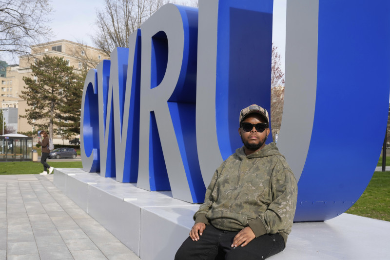 El estudiante de la Universidad Case Western, Justen Pippens, posa para una fotografía en el campus de la escuela en Cleveland, el jueves 17 de abril de 2025.