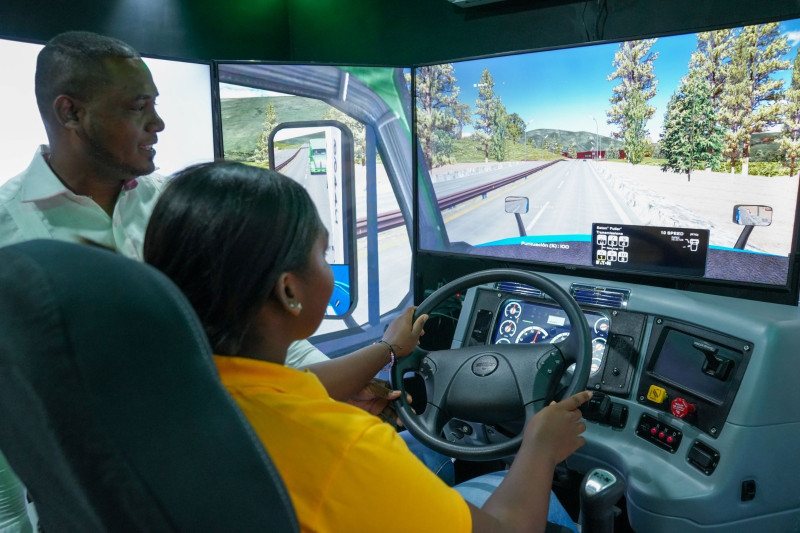 Una estudiante realiza prácticas.