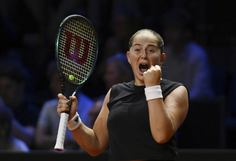Jelena Ostapenko reacciona tras derrotar a Aryna Sabalenka en la final del Abierto de Stuttgart.