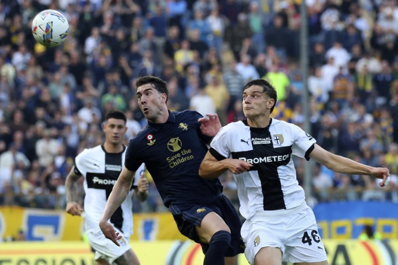 Dusan Vlahovic, a la izquierda, de la Juventus y Giovanni Leoni de Parma durante el partido de la Serie A de Italia, el miércoles 23 de abril de 2025.