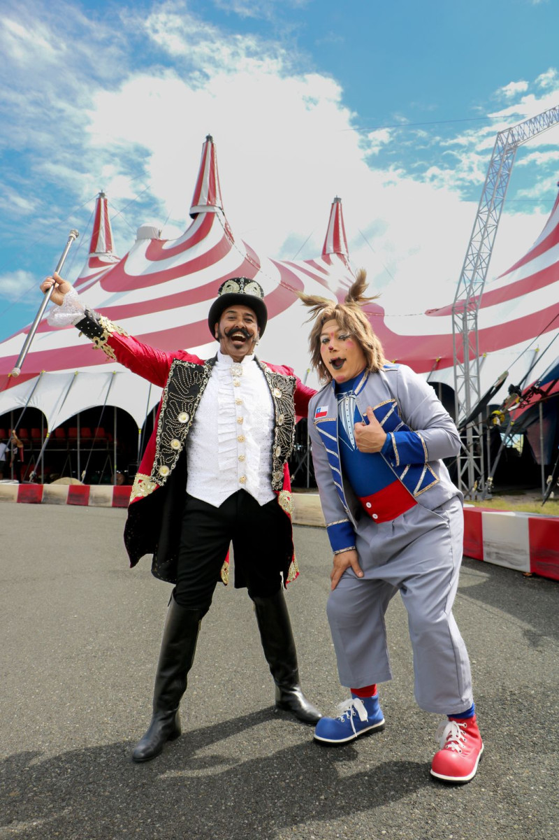 Uno de los grandes atractivos de Symphony Circus es su carpa roja y blanca de lujo, que evoca la esencia clásica del circo y crea un espacio acogedor y espectacular a la vez. E