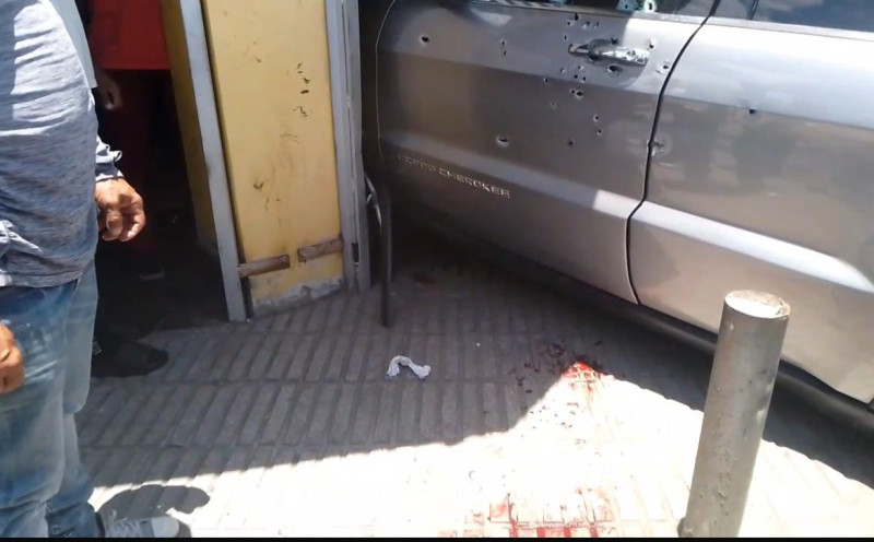 Hieren a dos personas de varios disparos mientras se desplazaban en un vehículo