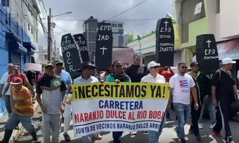 Manifestantes durante la caminata en la que simbolicamente enterraron las instituciones que no funcionan en San Francisco de Macorís