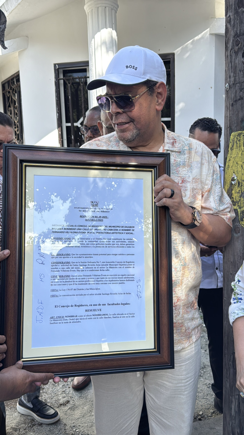 Villalona recibe el reconocimiento con alegría y entusiasmo.