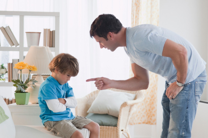 Algunos métodos usados por progenitores son dañinos para sus hijos.