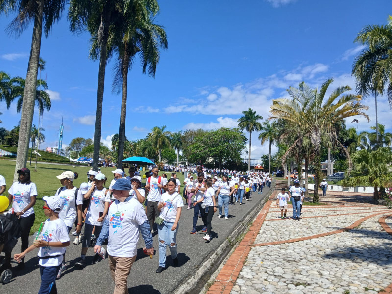 Diferentes familias marcharon este domingo para concientizar a la poblacion sobre el Trastorno del Espectro Autista.
