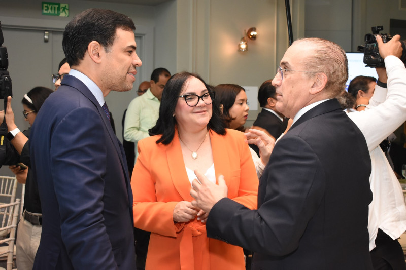 Roberto Salcedo, Elizabeth Mena y Mario Lama.