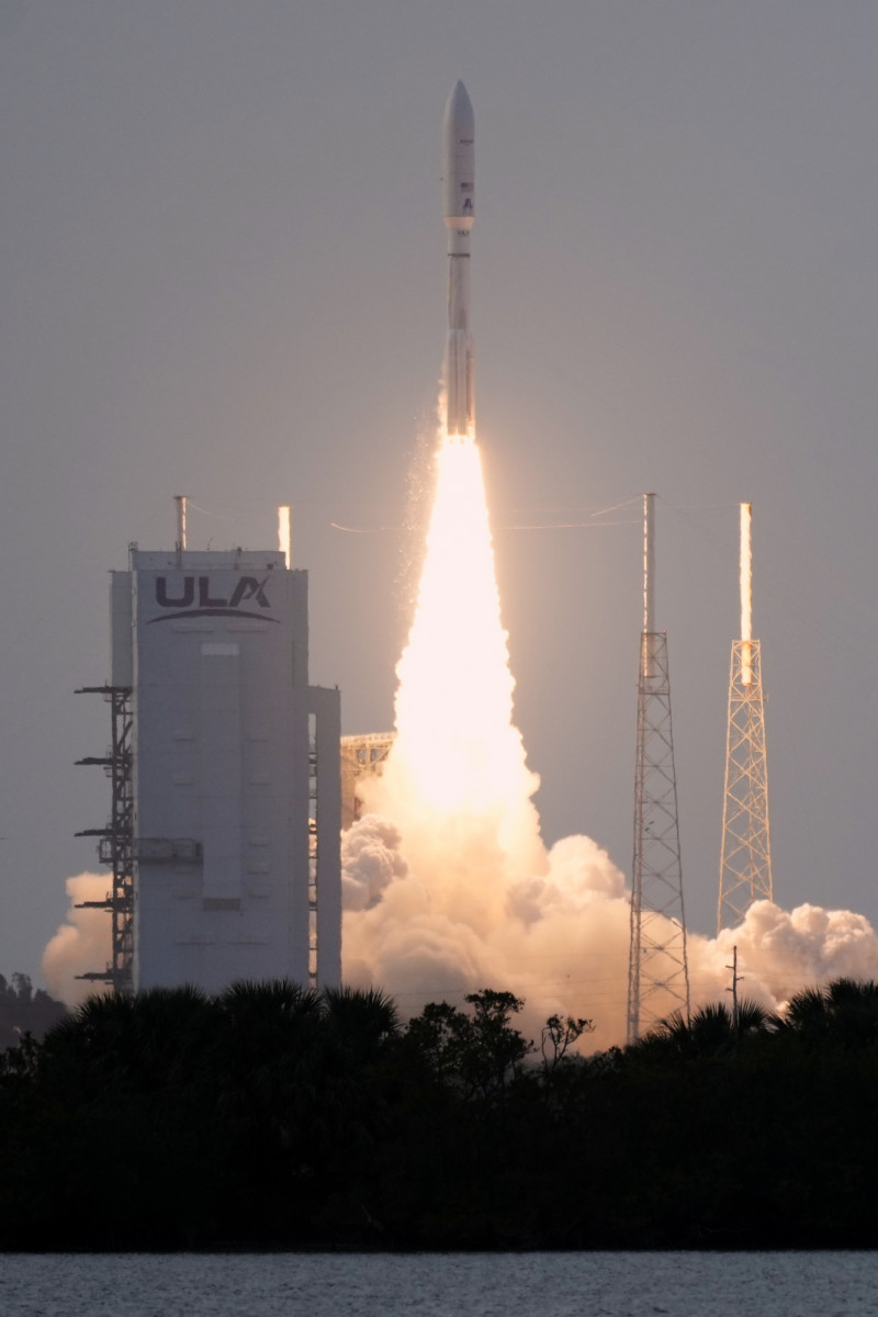 Un cohete Atlas V de  United Launch Alliance con 27 satélites of Amazon para servicios de internet despega desde la estación de la Fuerza Espacial de EEUU en Cabo Cañaveral, Florida, el lunes 28 de abril de 2025. (AP Foto/John Raoux)